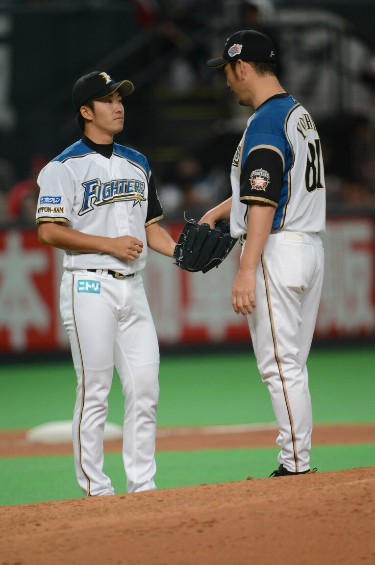 斎藤佑樹と吉井理人コーチ（日本ハム時代、2011年）　©︎Hideki Sugiyama
