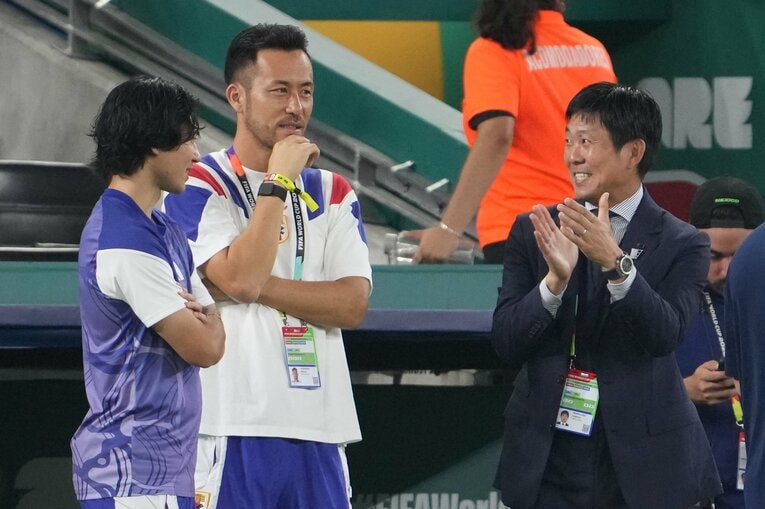 ベンチ前で森保一監督と会話する吉田麻也と南野拓実　©Masashi Hara