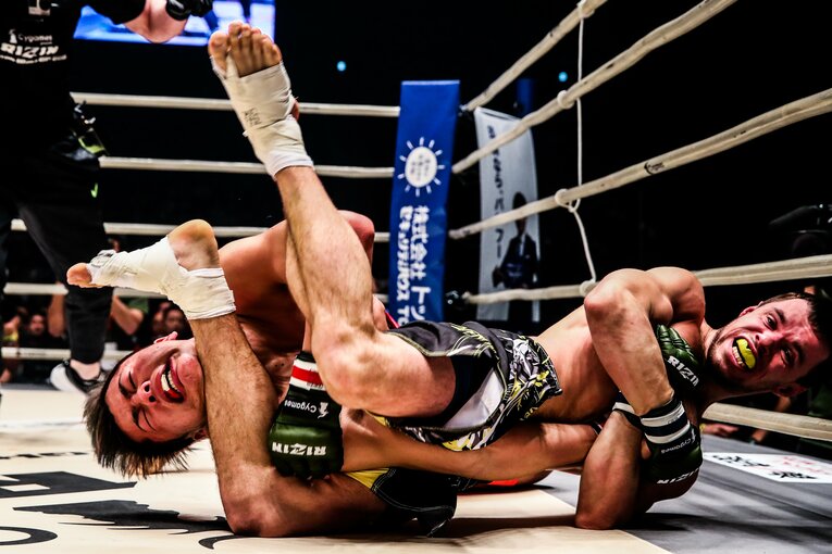 慣れないMMAルールでの試合に、一時は腕を極められた那須川　©RIZIN FF Susumu Nagao