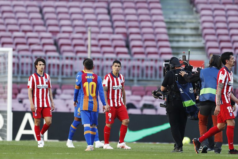 試合後、健闘を称えるメッシとスアレスら選手たち©Daisuke Nakashima