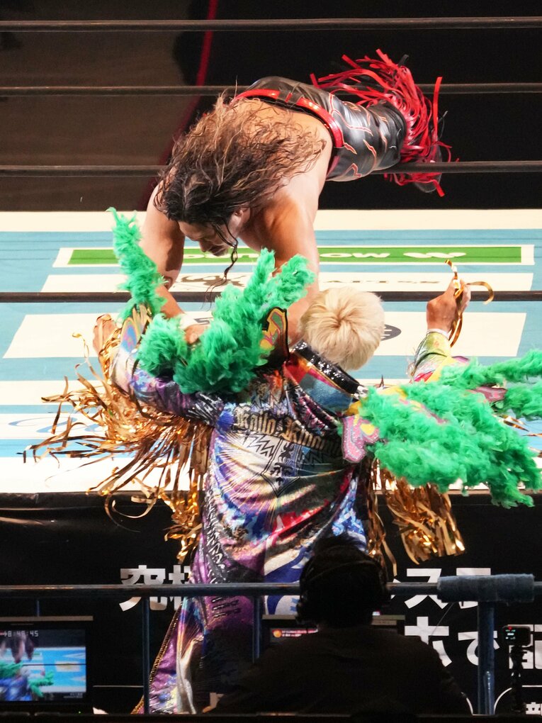 辻陽太の奇襲トペが清宮海斗に炸裂