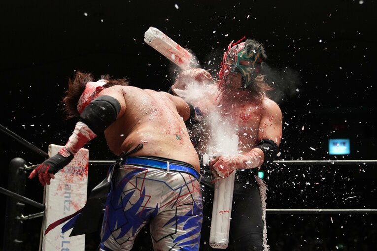 杉浦透のエルボーで蛍光灯の束が弾け飛ぶ瞬間　©Masashi Hara