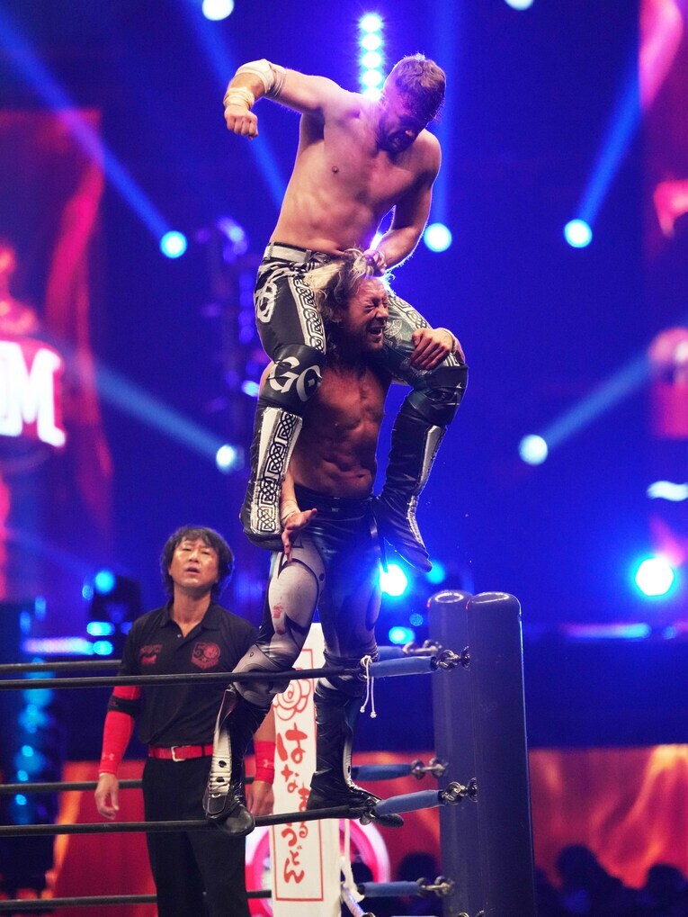 コーナーから片翼の天使を狙うケニー・オメガにパンチを見舞うウィル・オスプレイ