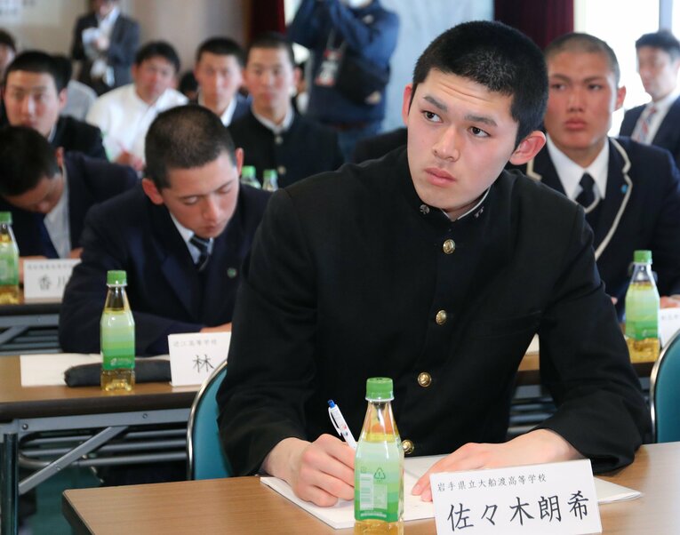 高校時代の勉強する佐々木朗希　©JIJI PRESS