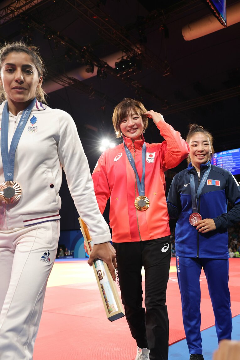 パリ五輪表彰台、他のメダリストらとにこやかにセルフィーに収まるなど、角田に笑顔があふれた　©Tetsuya Higashikawa/JMPA