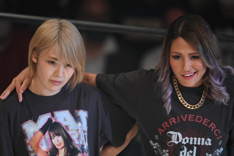 ジュリアと肩を組んでプロミネンスと視殺戦を演じる桜井まい