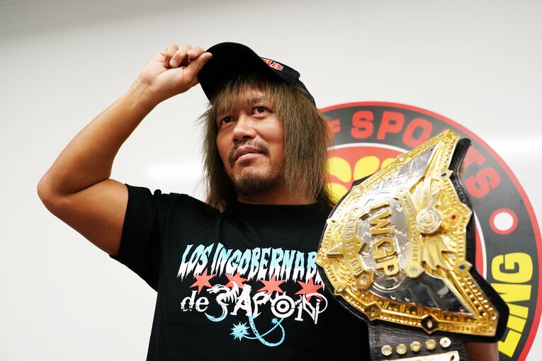 IWGP世界王座のベルトを手にポーズを決める内藤哲也　©Essei Hara