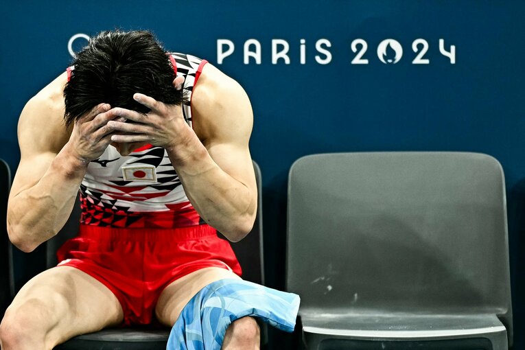 頭を抱える橋本　©JIJI PRESS