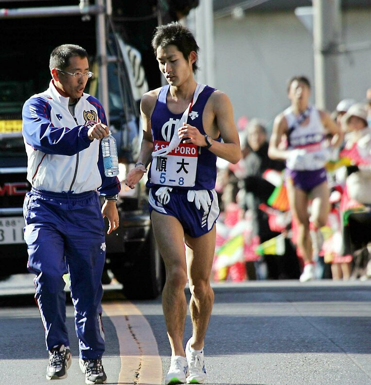 2006年の箱根駅伝8区を走る難波。脱水症状の影響から、ブレーキの走りに　©JIJI PRESS