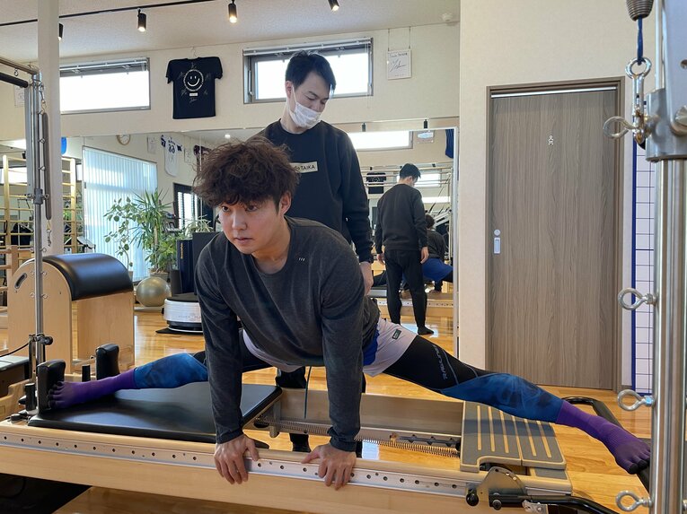 DeNA森原康平のなかなか見られないピラティストレの様子　©Takashi Ishizuka