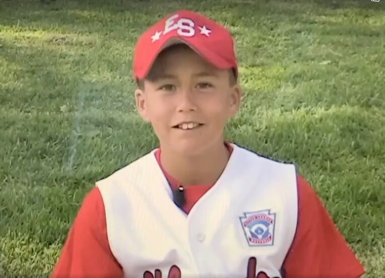 ラーズ選手10歳時、リトルリーグの自己紹介ムービーのスクリーンショット　（母クミさん提供）