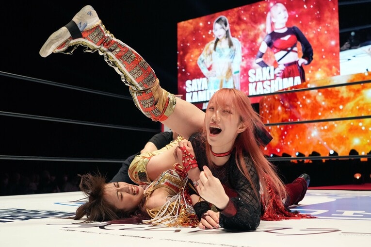 鹿島沙希に押さえ込まれそうになる上谷沙弥　©Essei Hara