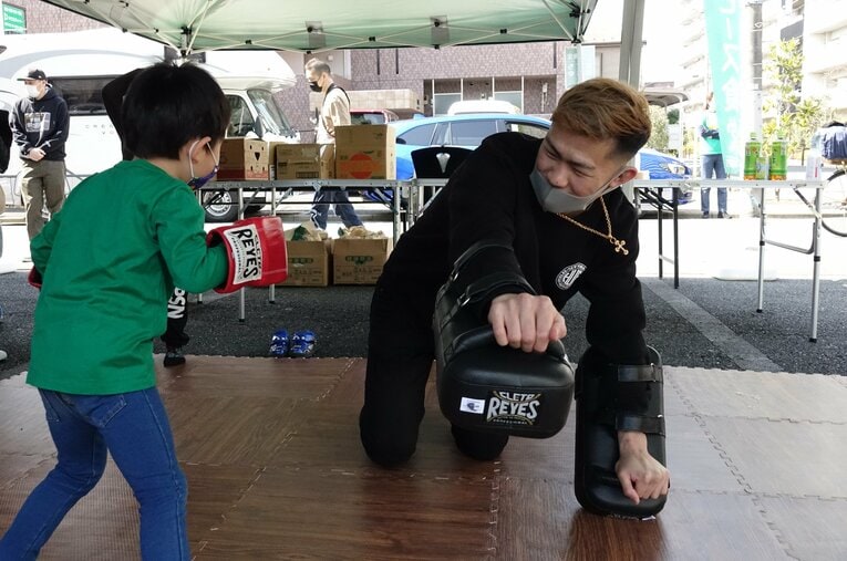 社会奉仕活動にも力を注ぐYA-MAN。こども食堂でキックボクシングを教える様子　©Koji Fuse