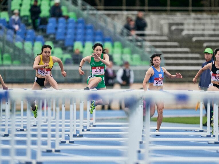 入学直後にもかかわらず学生個人選手権で見事なハードリングを披露した井上　©Yuki Suenaga