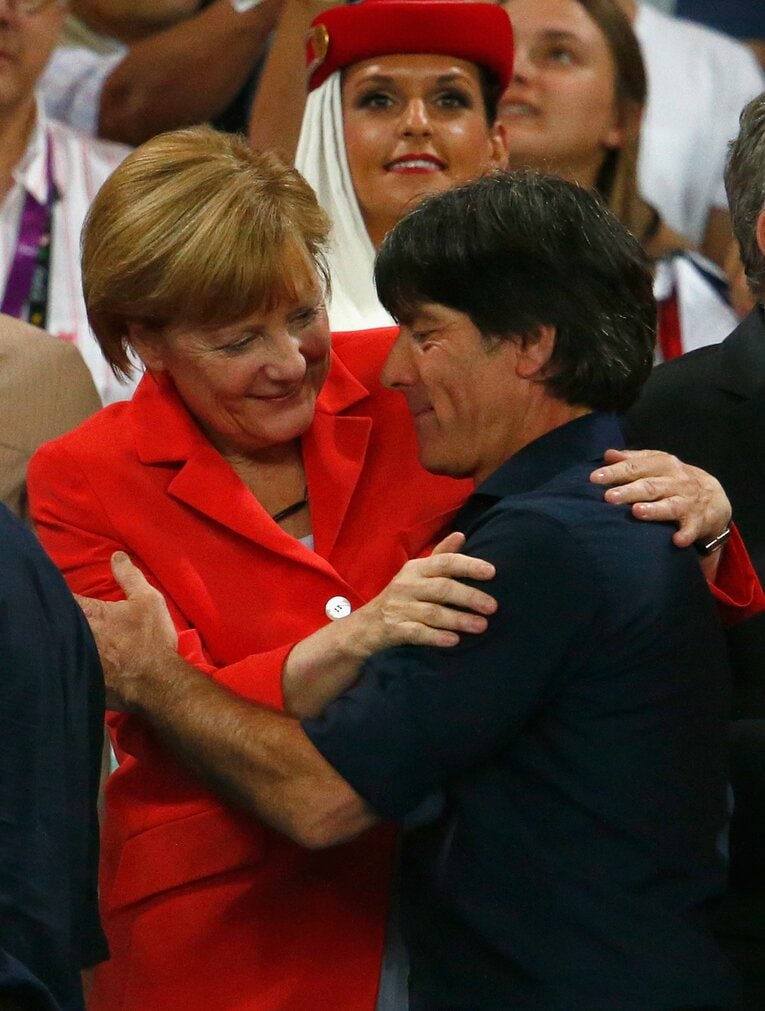 2014年W杯で優勝に導いたレーブ監督を祝福するメルケル元首相　©︎Getty Images