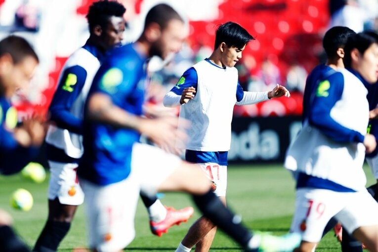 久保建英vsバルサがW杯イヤーのリーガ初戦… 年末の試合で見た「タケの身体の進化」と新星たちの奮起〈撮影者の視点〉(32)