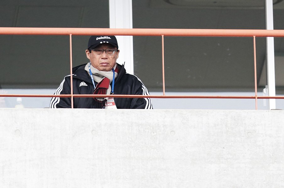 岡田武史とFC今治、JFLの壁に直面。アマチュア最高峰は「2m」違う!<Number Web> photograph by Tsutomu Takasu