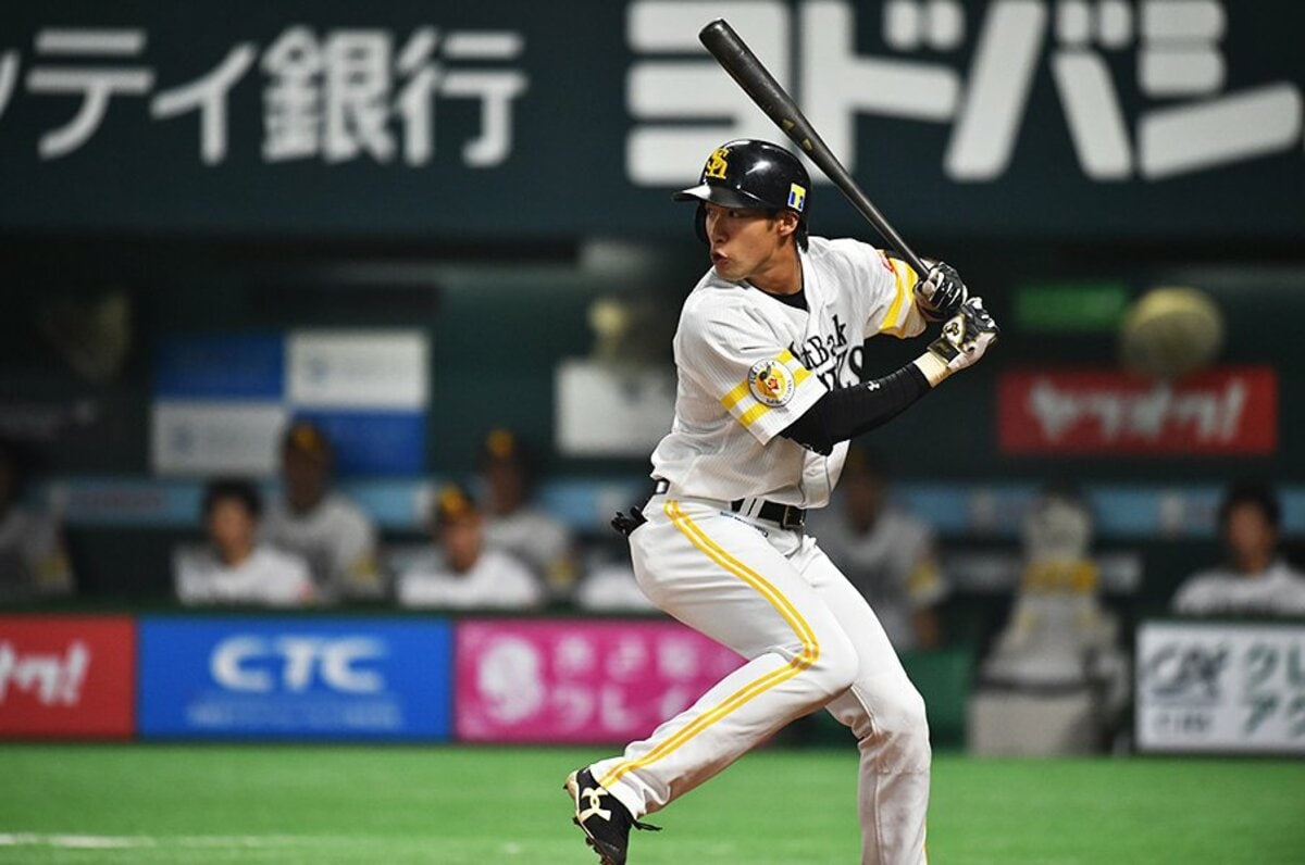 目指す境地はトリプルスリーよりv3 柳田悠岐 4戦連続hrを生んだ 左脇 4 4 プロ野球 Number Web ナンバー