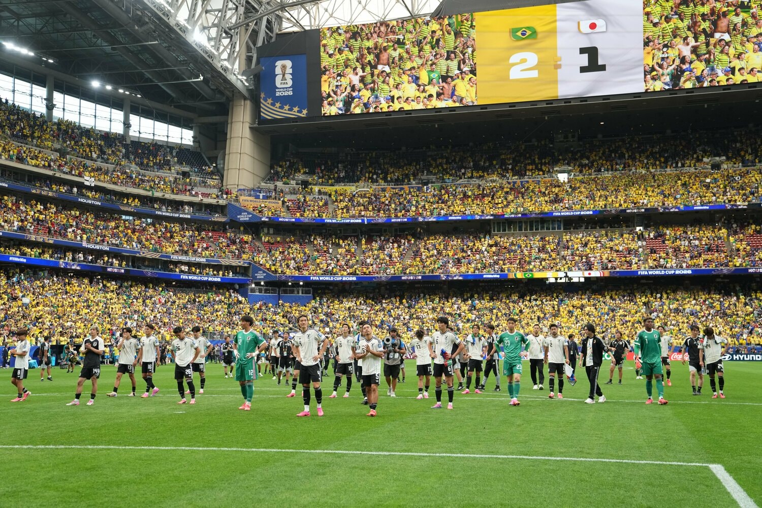 サポーターに挨拶をする選手たち ©Masashi Hara
