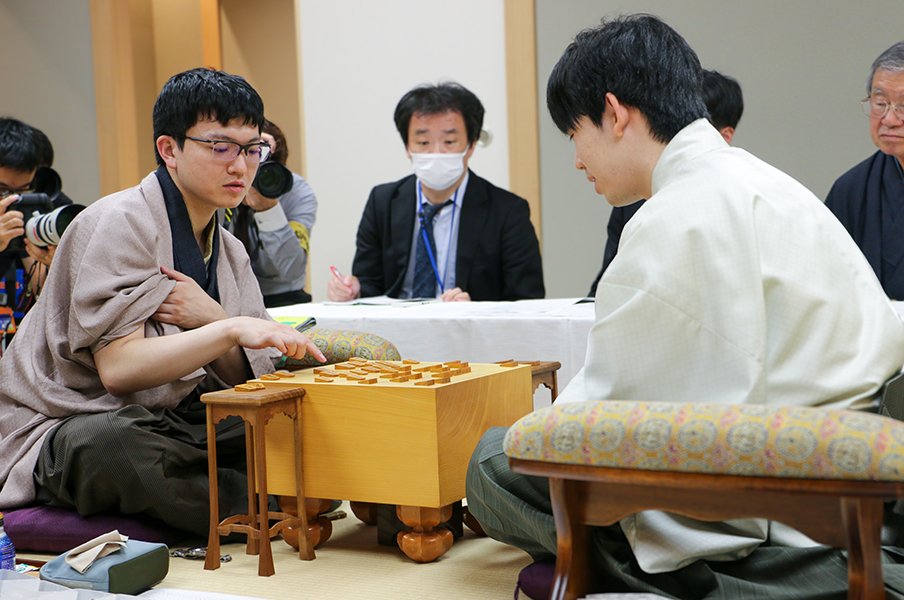 「AI評価値が30％→45％→73％→95％」藤井聡太23歳の逆転劇…“天才に再び敗れた天才”永瀬拓矢32歳との感想戦は「AI候補手に関心がなく」＜Number Web＞ photograph by Shintaro Okawa