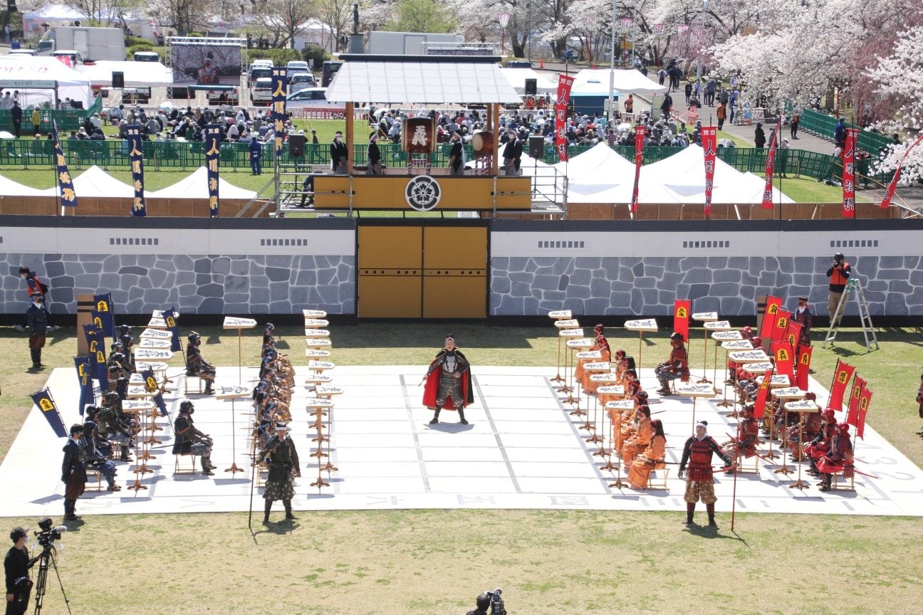 ※写真をクリック、スワイプすると人間将棋のマンガや写真がご覧になれます