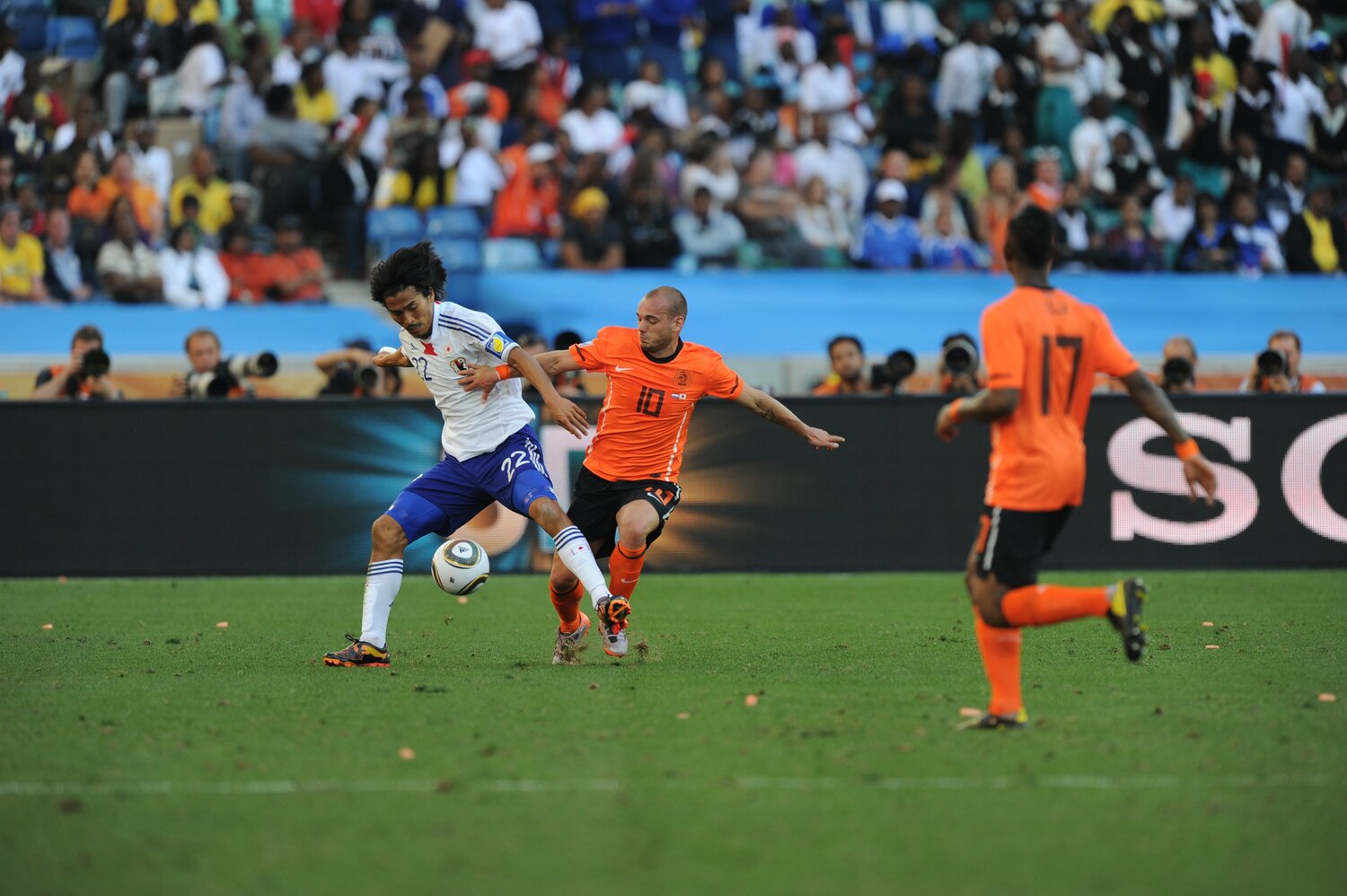 2010年南アフリカW杯、オランダ戦でウェズレイ・スナイデルとマッチアップする中澤佑二 ©JMPA