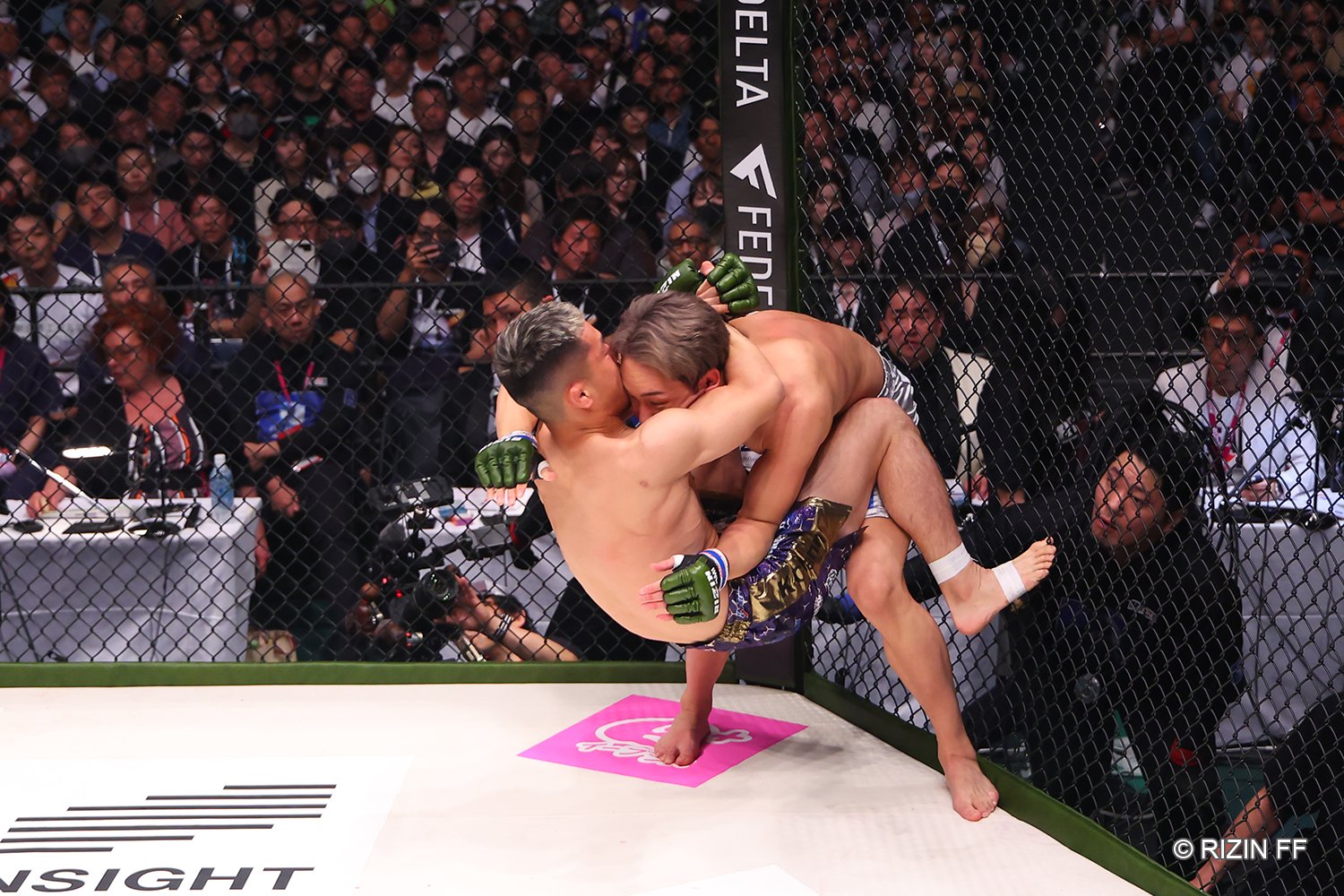 未来に組み付くと、何度も引き込みを使った牛久 ©RIZIN FF