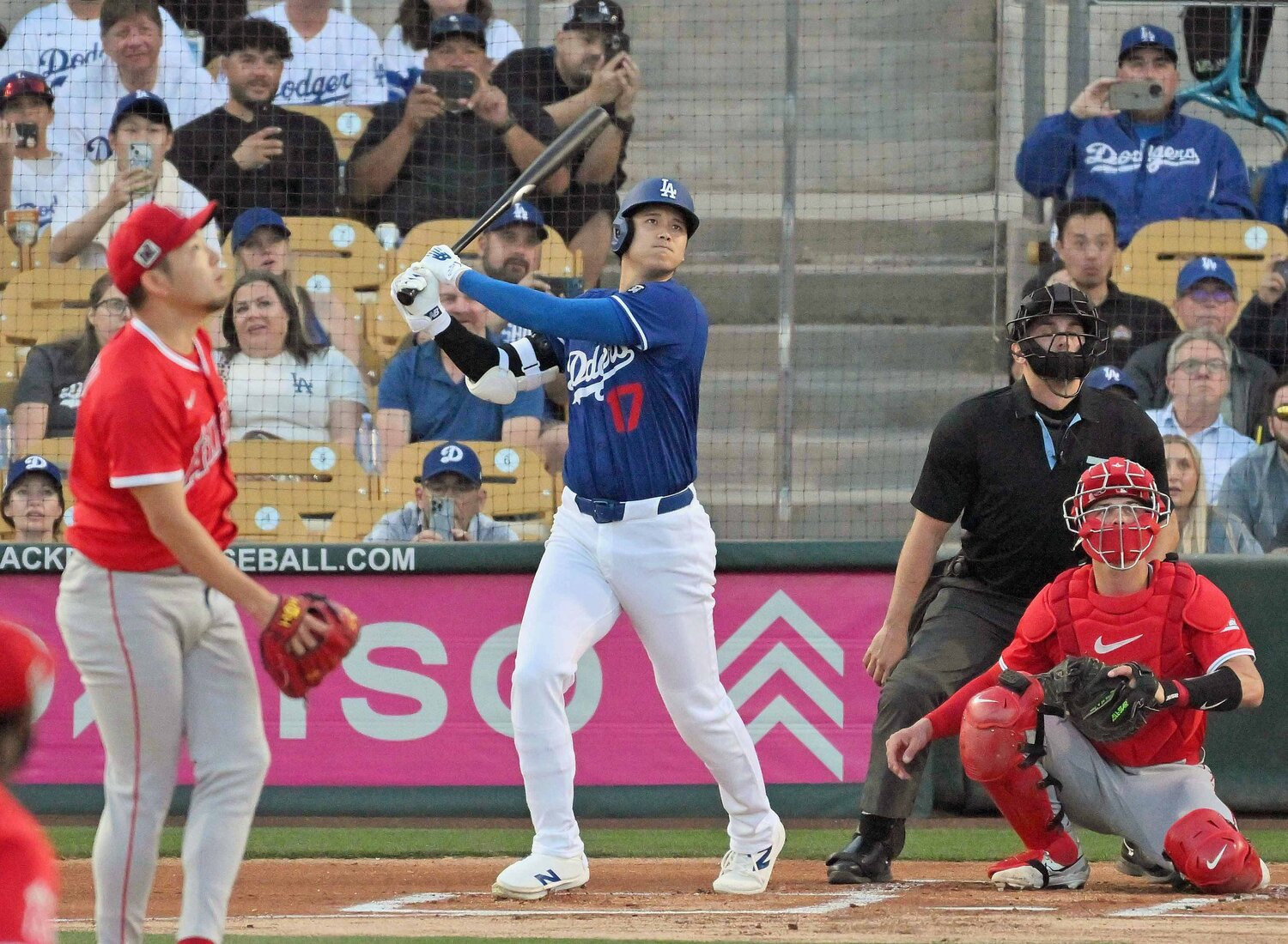 大谷はエンゼルスの菊池雄星からオープン戦初ホームラン。今季も人気は健在だが…　©JIJI PRESS