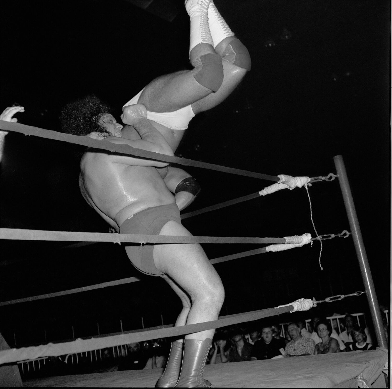 ホーガンを投げ飛ばすアンドレ（1980年撮影）　©Getty Images