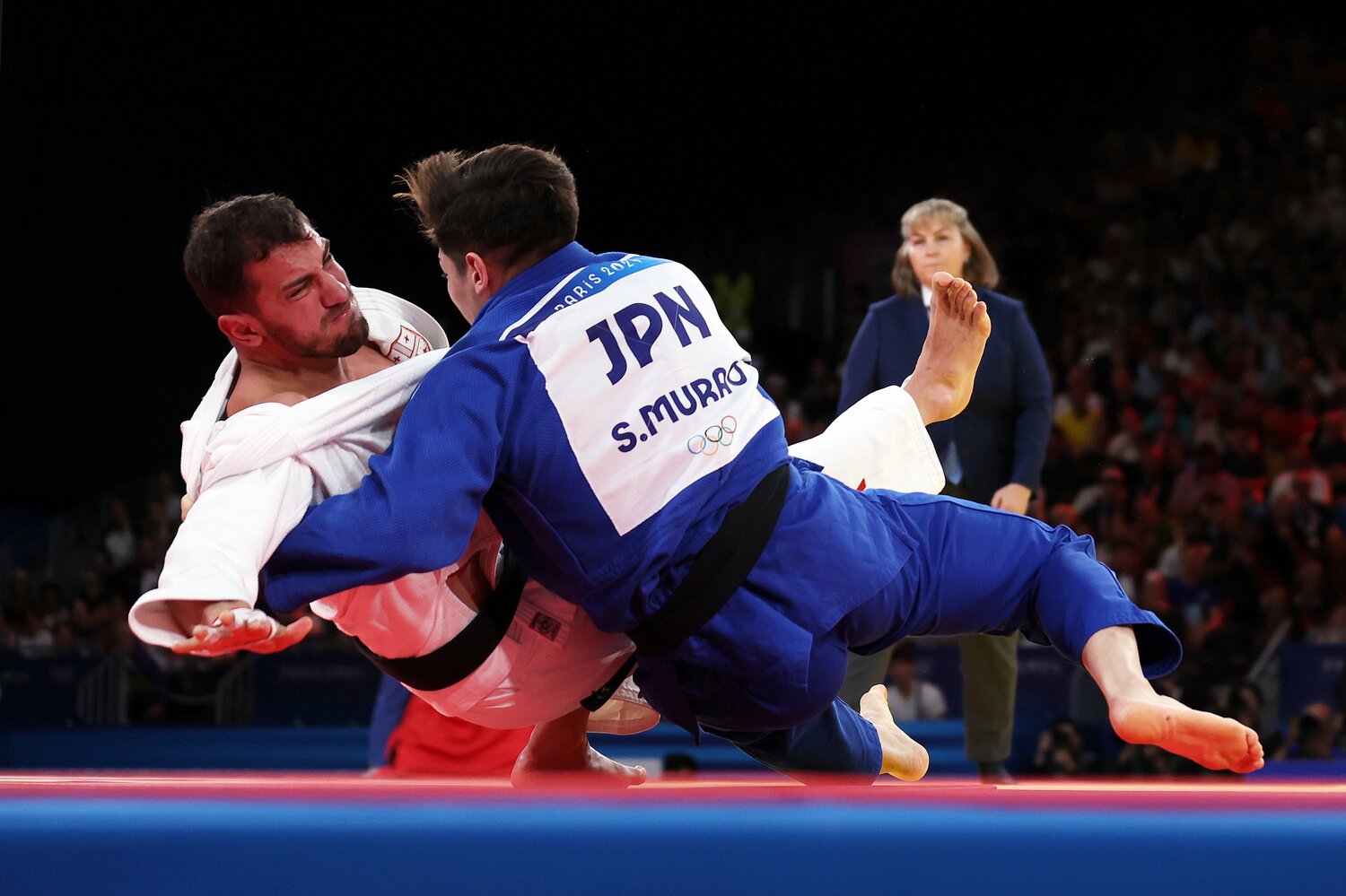 残り4秒の場面。村尾が小外刈りをしかけたが、ベカウリが小内刈りで返す。村尾の体は横倒しに、その際にあおむけ状態になっていたためポイントに ©Getty Images