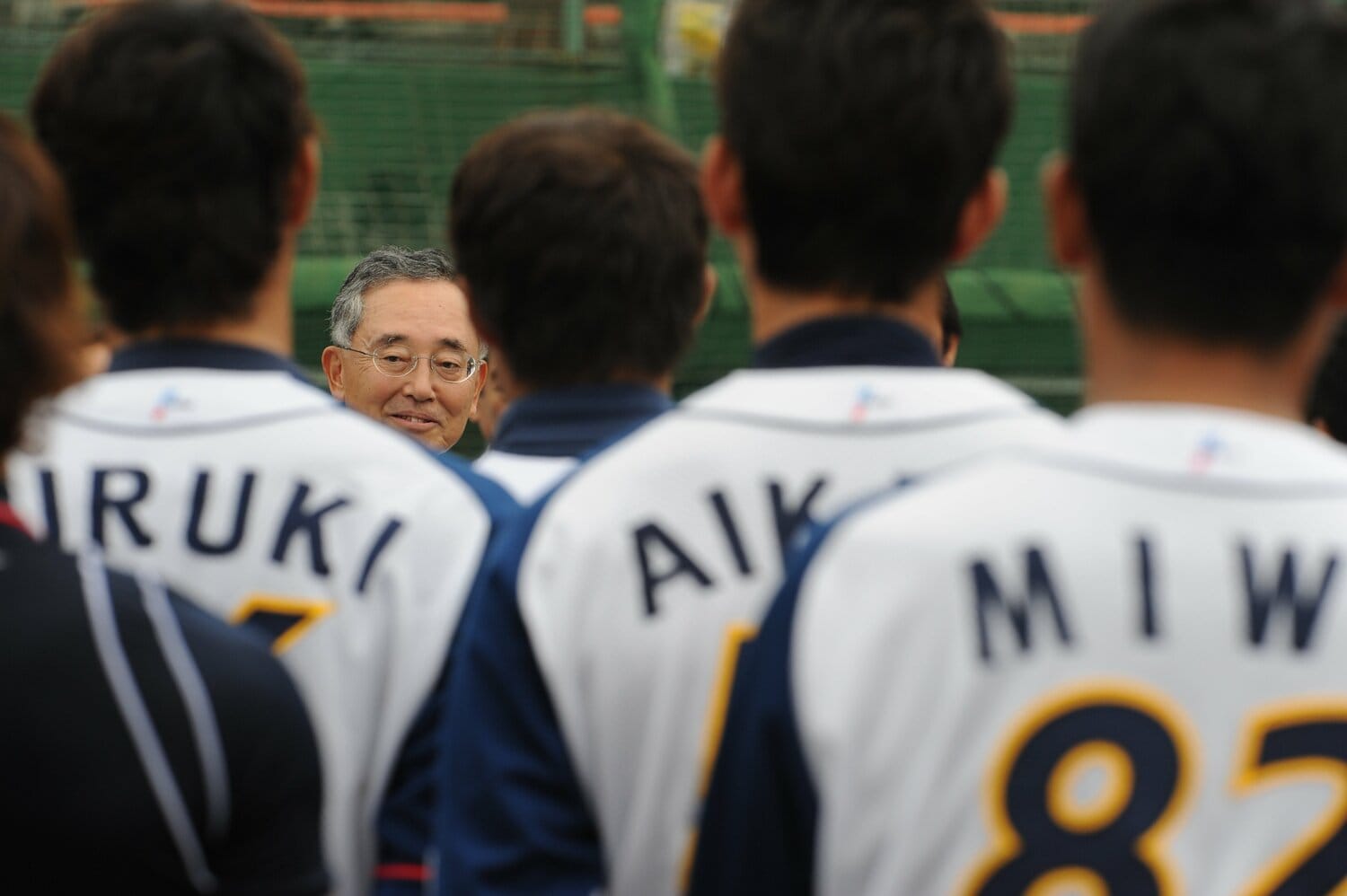 選手、スタッフに言葉をかける宮内オーナー（当時、写真は2009年宮古島キャンプ視察時）　©Shigeru Tanaka