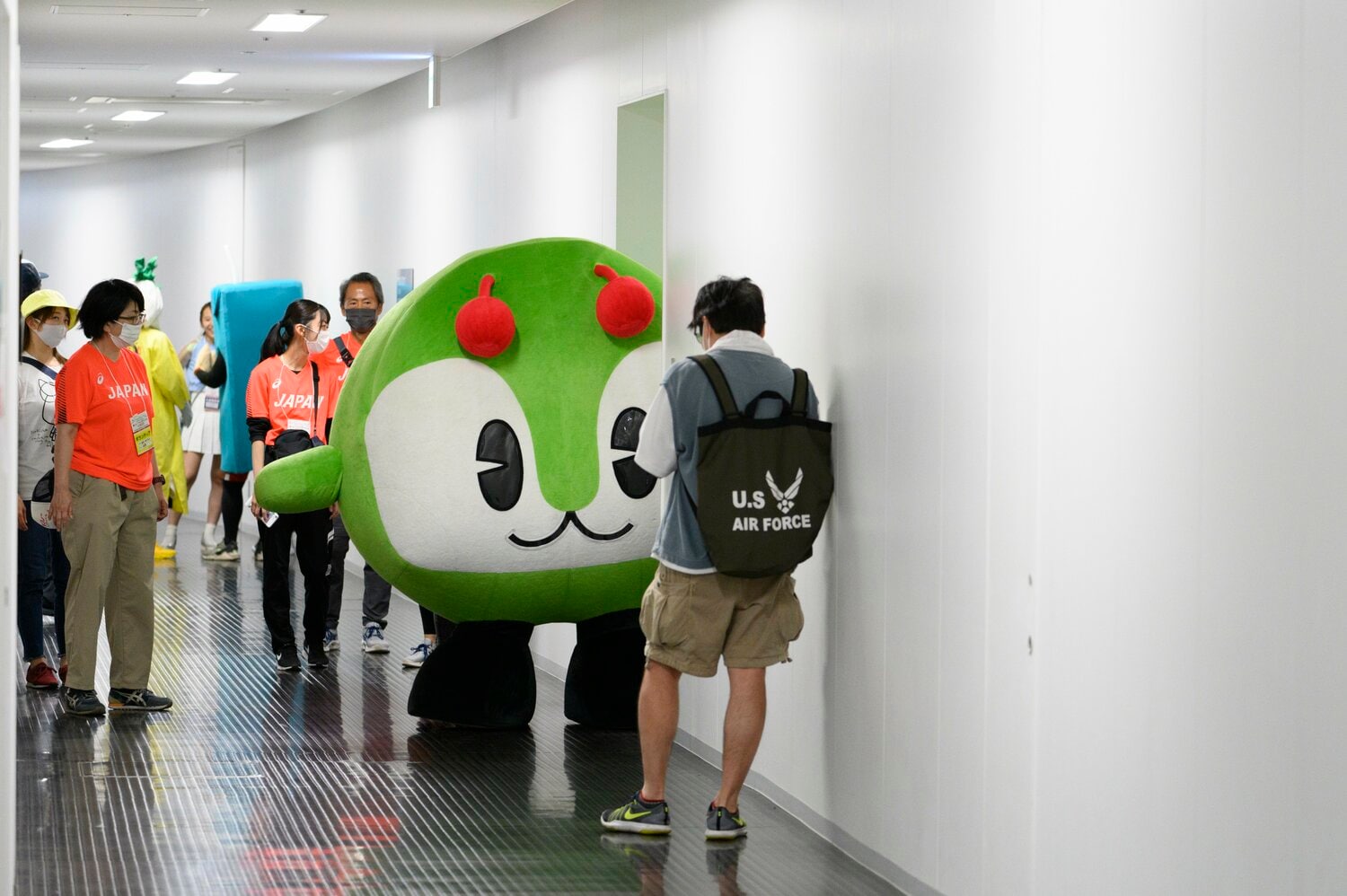 選手控え室の出入りもひと苦労。都バスのマスコット「みんくる」もよっこらしょ　©Hirofumi Kamaya