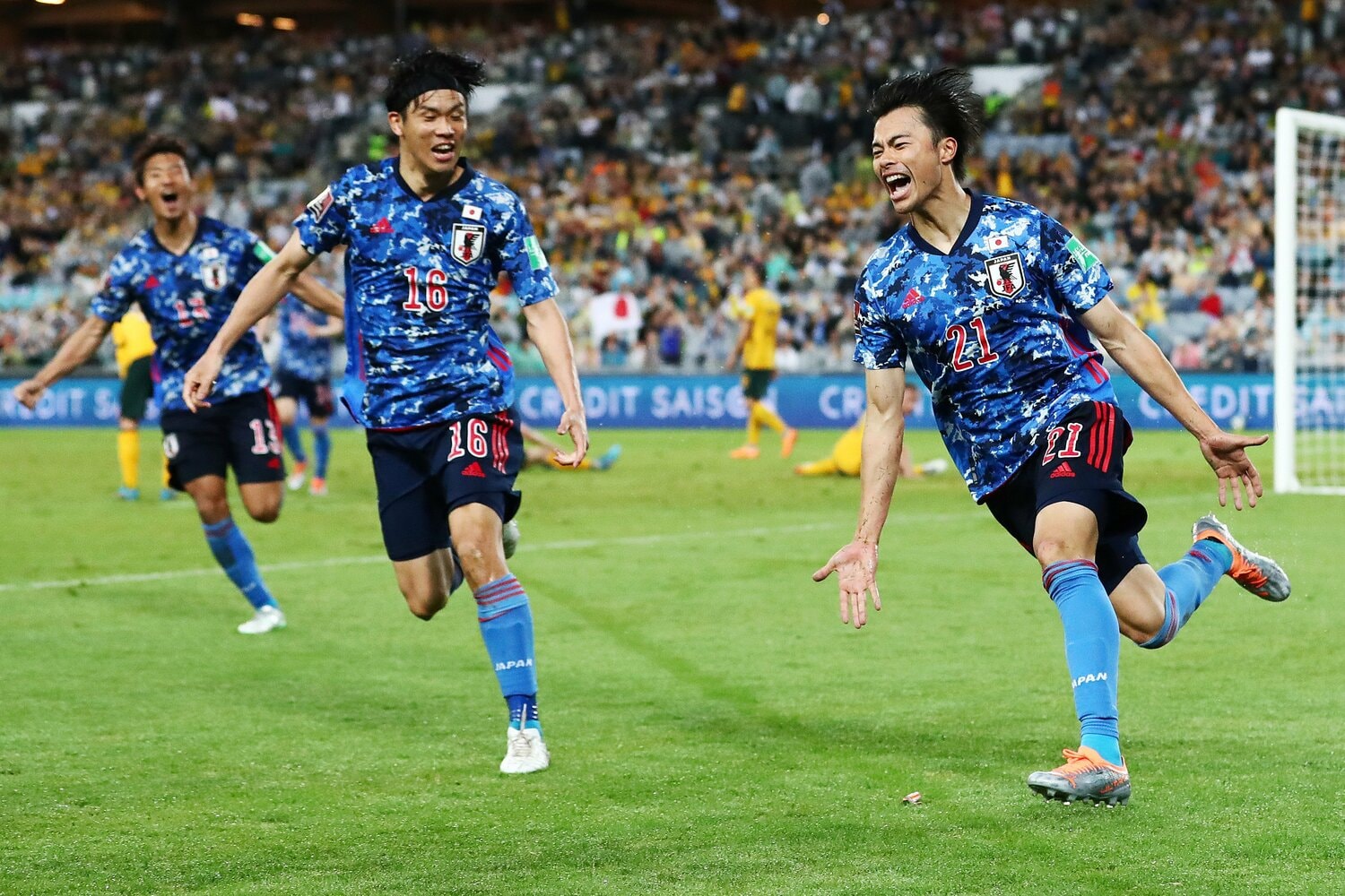 先制点は川崎フロンターレで共にプレーした三笘薫、山根視来、守田英正のコンビネーションによって生まれた　©Getty Images