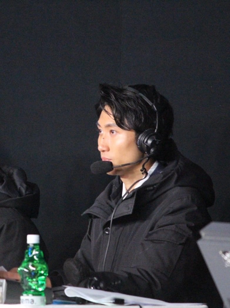 実況を務める田中さん　©FBC福井放送