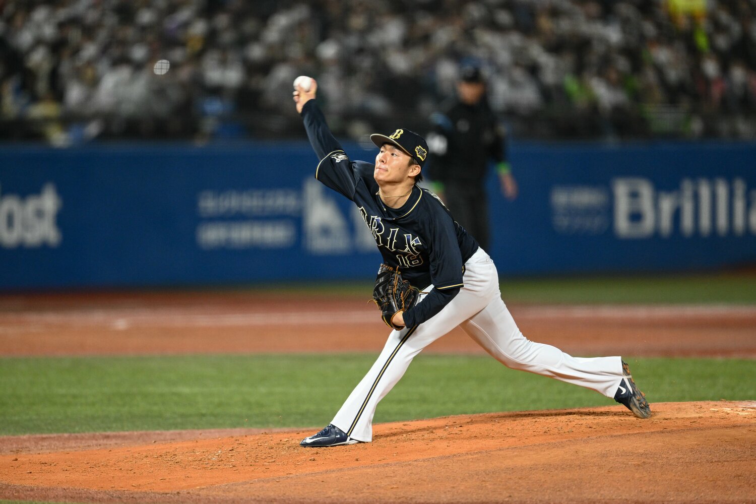 “やり投げ”を参考にした投球フォームで球界のエースに上り詰めた山本由伸（2022年日本シリーズ）©︎Nanae Suzuki