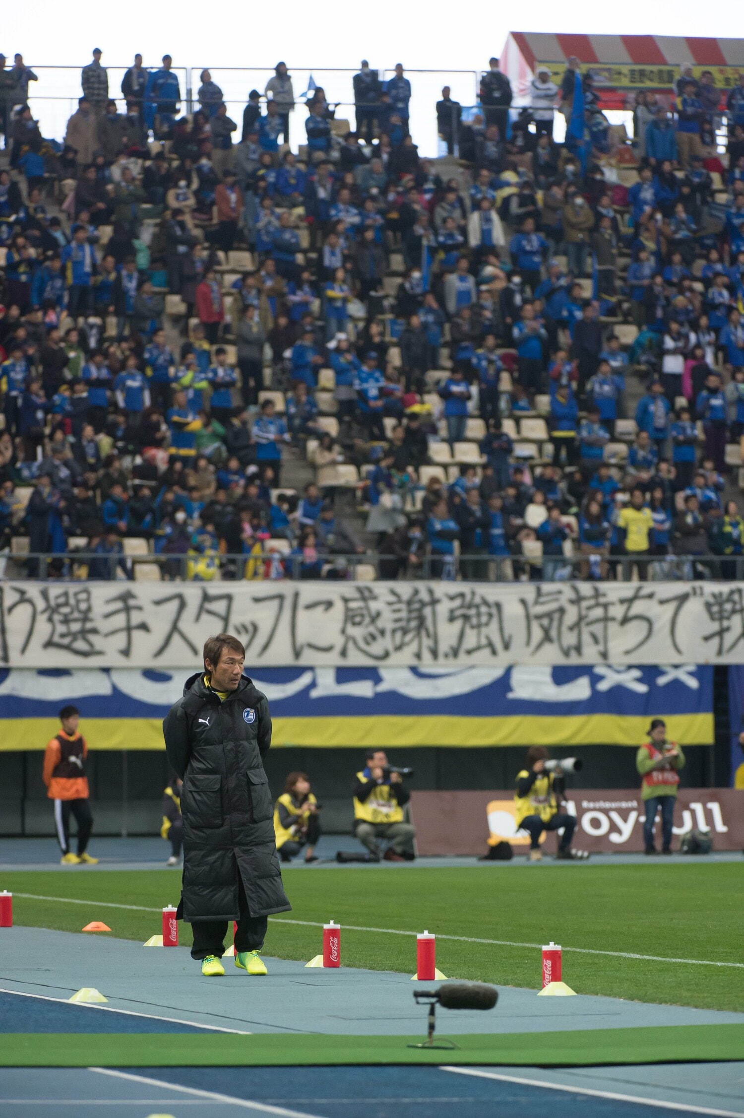 パルセイロ戦での片野坂監督とトリニータサポーターたち　©J.LEAGUE