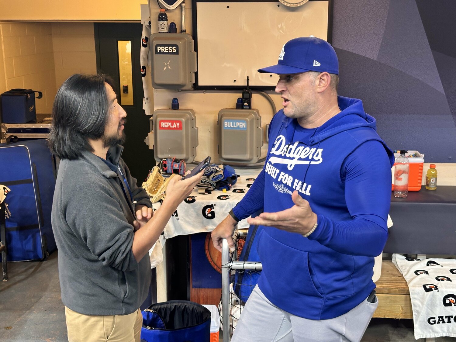 身振り手振りを交えて話すベイツ打撃コーチ(筆者提供)