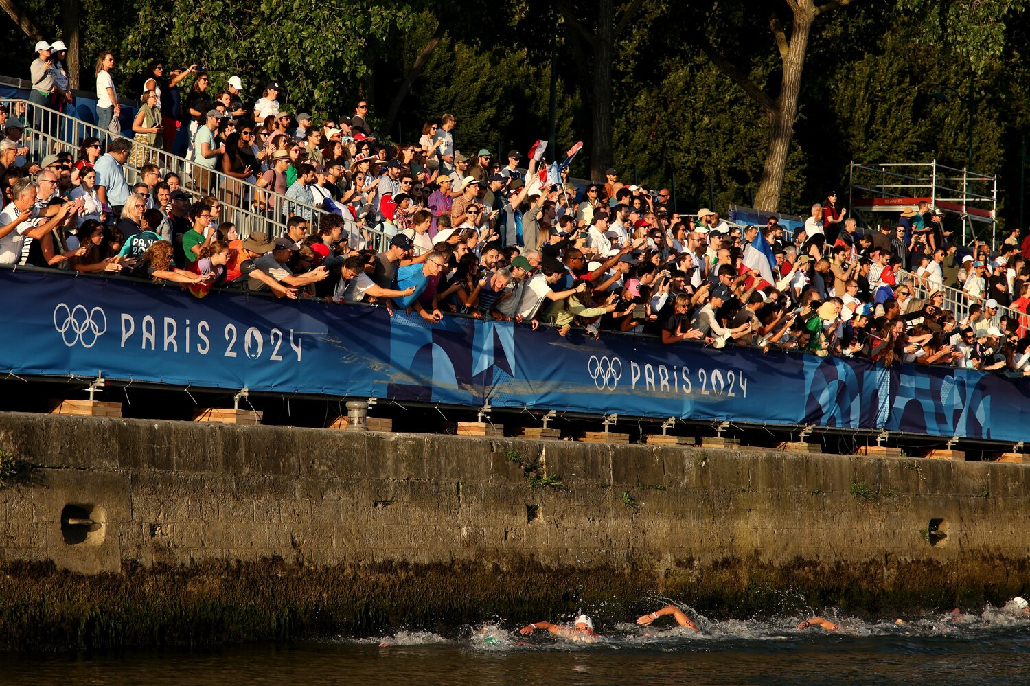8月9日の男子マラソンスイミング。観客がセーヌ川を泳ぐ選手たちに声援を送る　©Getty Images