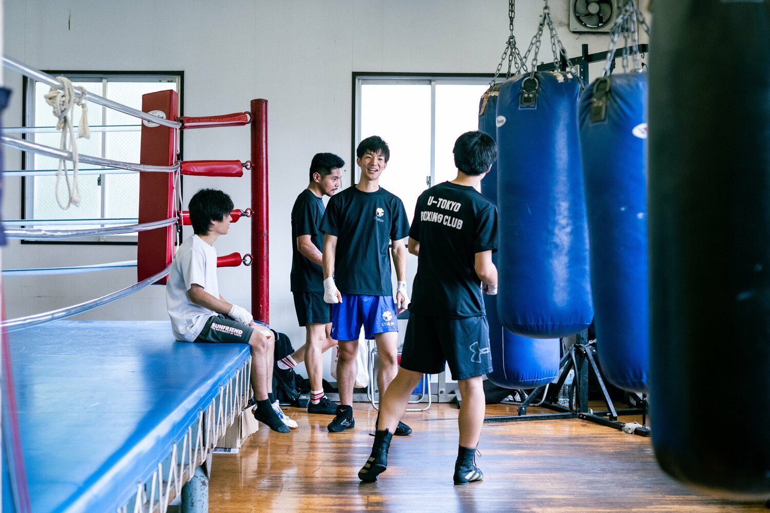 東大ボクシング部の仲間たちと談笑する伊藤朝樹。今季から主将に就任した　©︎Nanae Suzuki