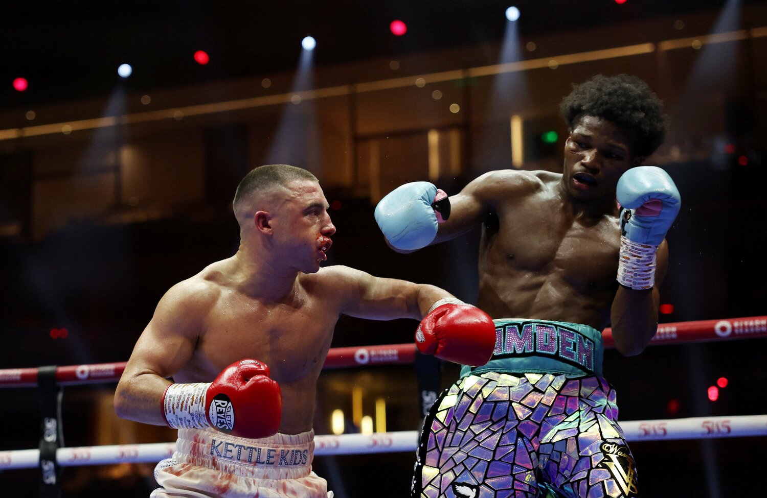 WBA世界フェザー級王者のニック・ボール。157cmだが、ゴリゴリのファイタータイプ　©AFLO