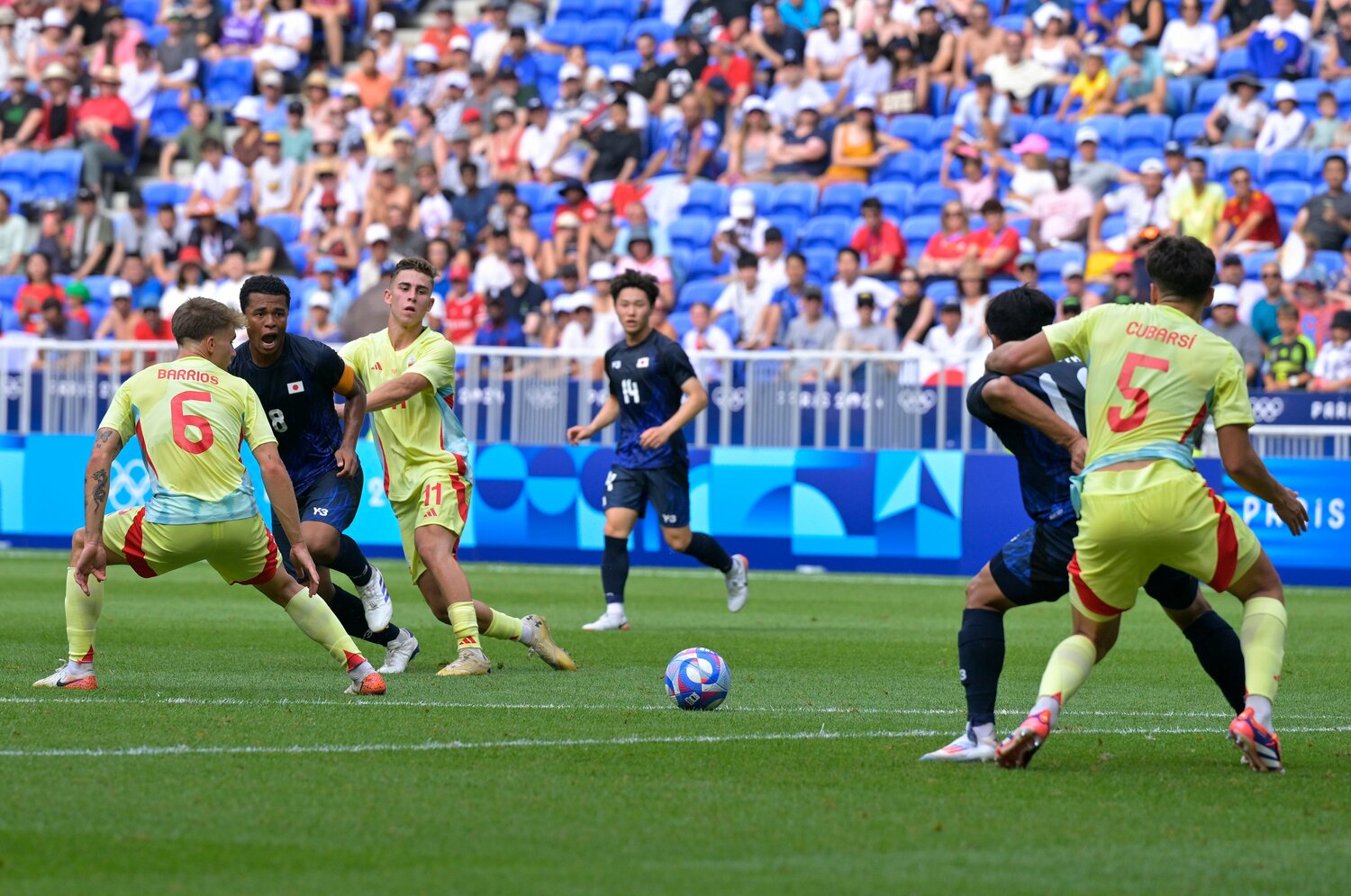 藤田が細谷にパスを送った瞬間　©Koki-Nagahama/JMPA