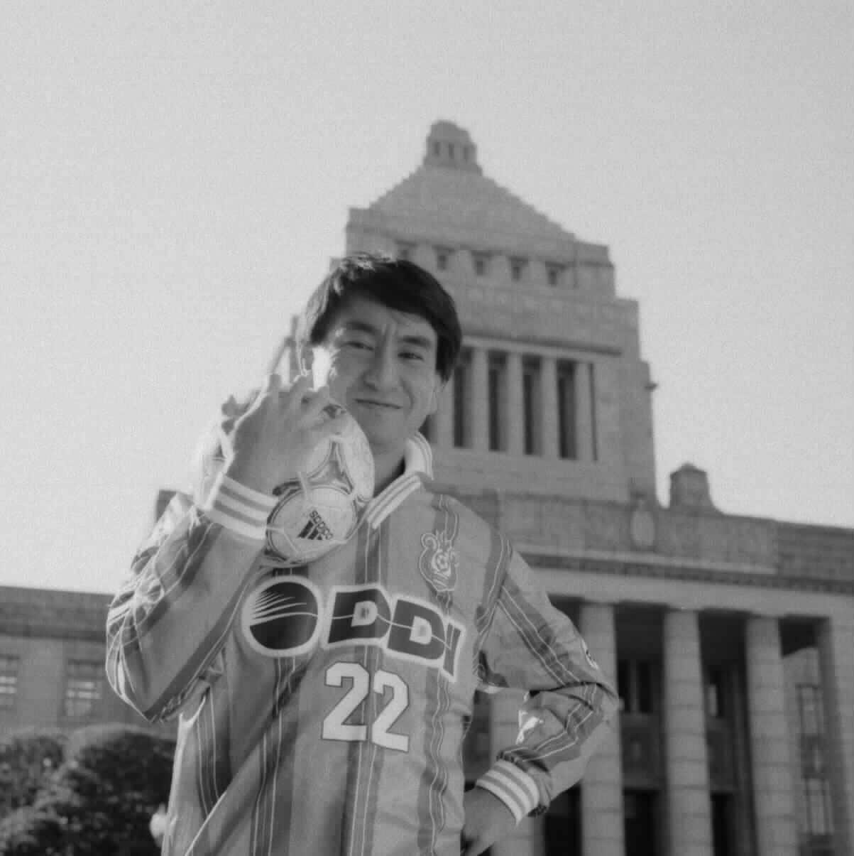 1999年、国会前で。ベルマーレのユニフォームを着た河野太郎。この年、ベルマーレの代表取締役に就任　©BUNGEISHUNJU