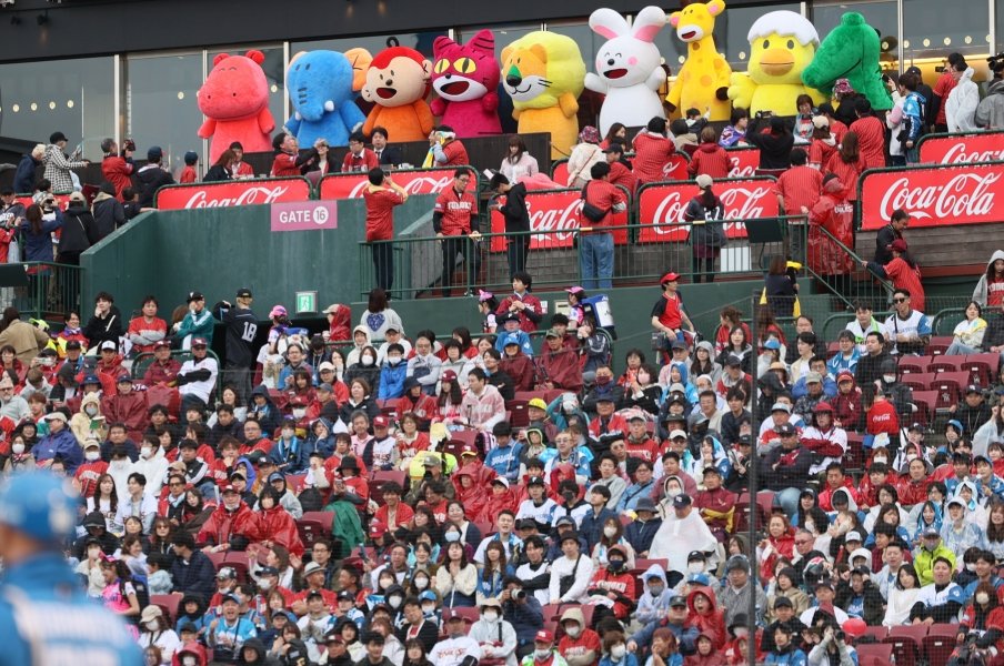「楽天の人気が…なぜ低迷？」「巨人の若者人気、復活あるか」甲子園球児が選ぶ“好きなプロ野球チーム”で検証…やはりスゴい「中日と阪神の“地元熱”」＜Number Web＞ photograph by JIJI PRESS