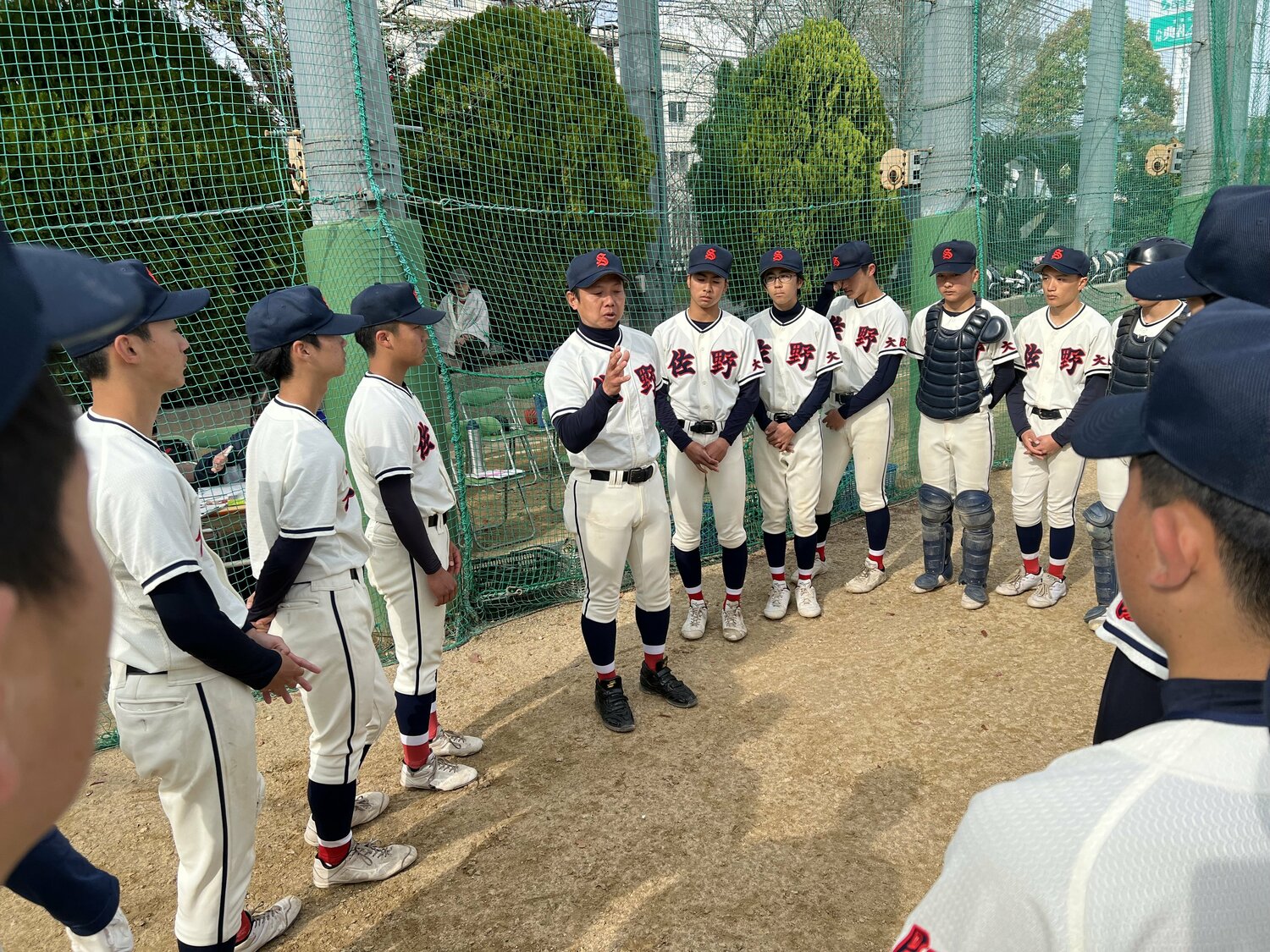 藤井元監督の話を聞く佐野高ナイン　©Takeshi Shimizu