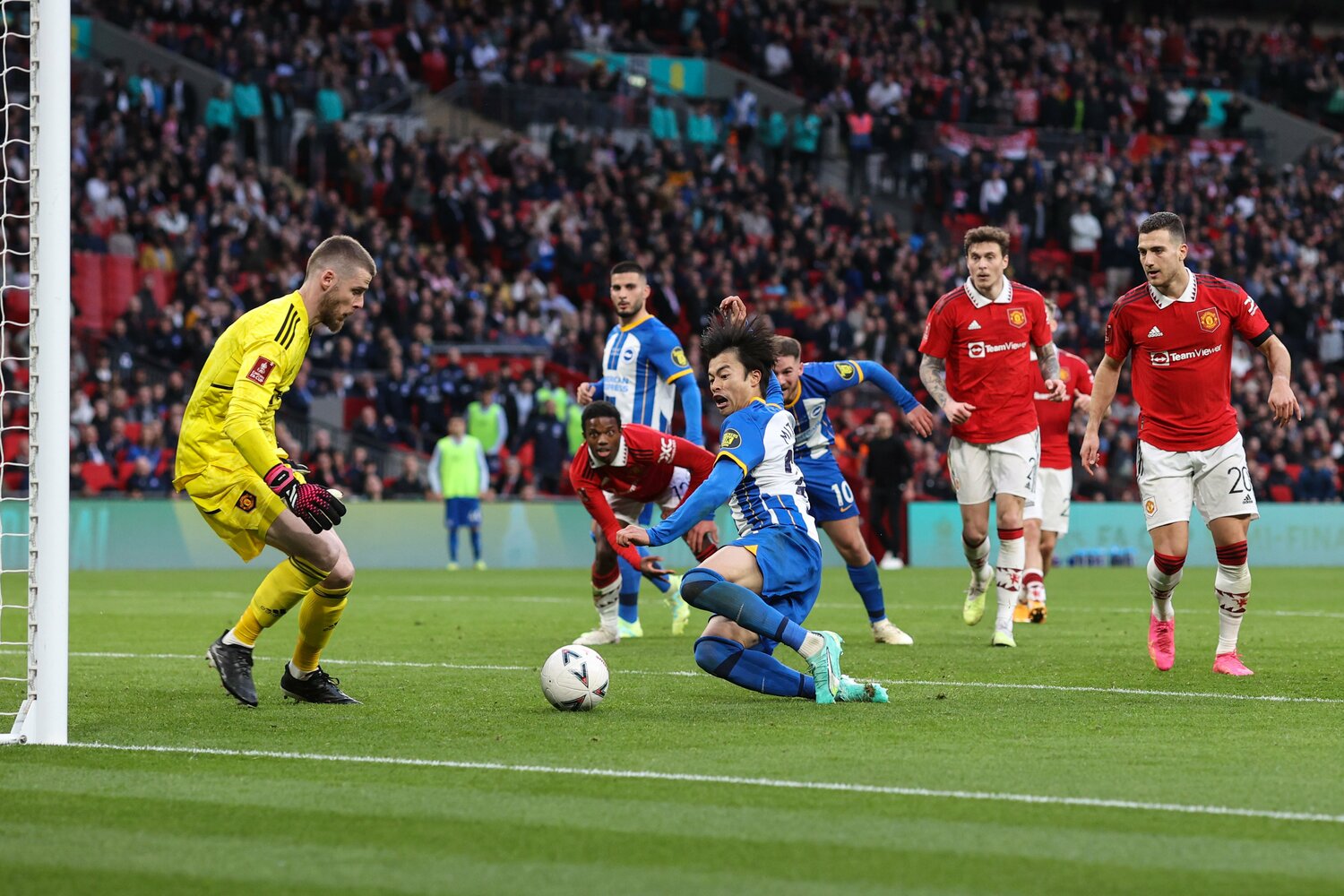 三笘が語った「あのシーンにもう1回帰りたい」（2／3枚）。右足でトラップするも、ボールが流れてしまう　©Getty Images