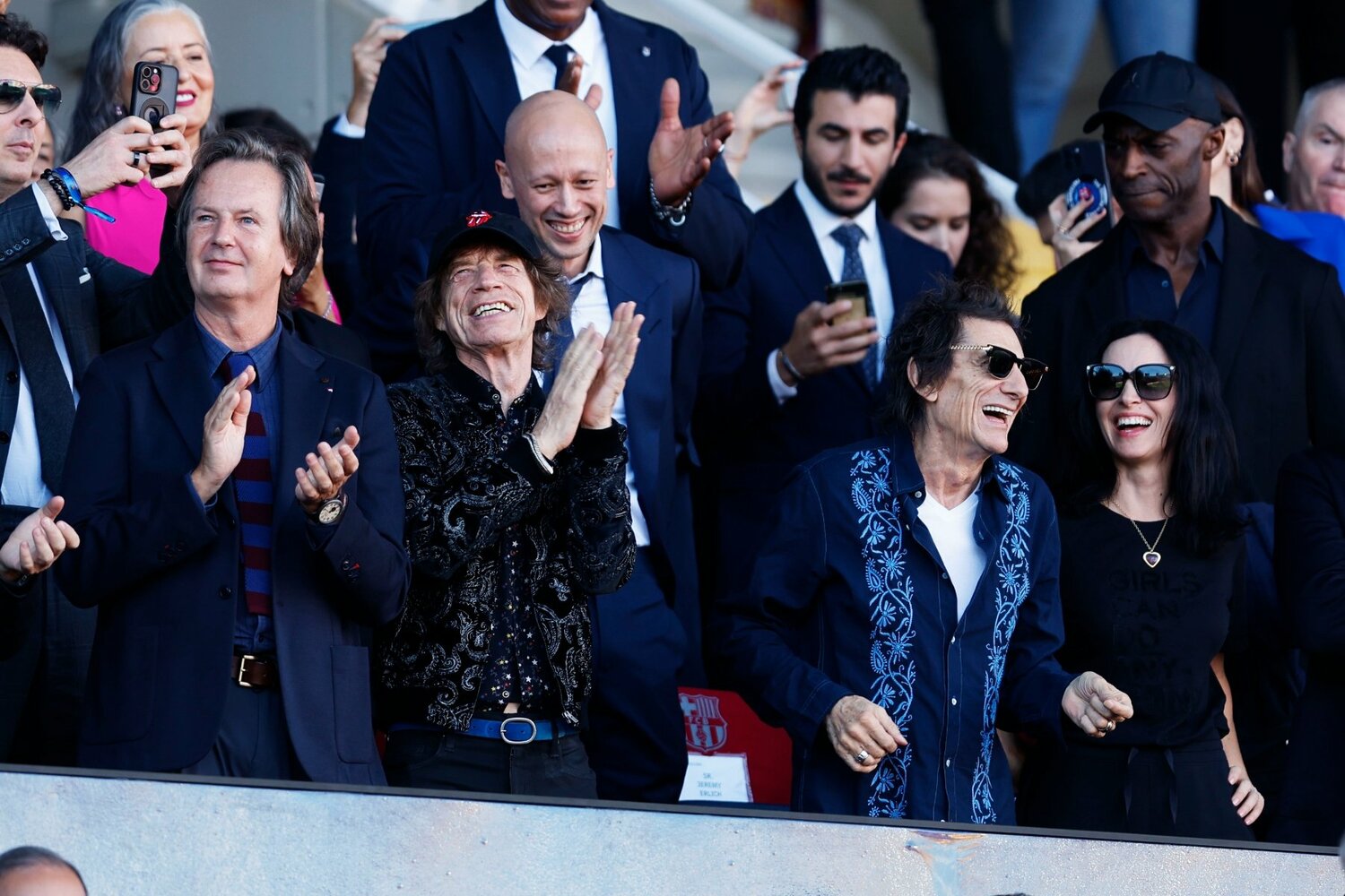 現地観戦するボーカル、ミック・ジャガーとギターのロン・ウッド