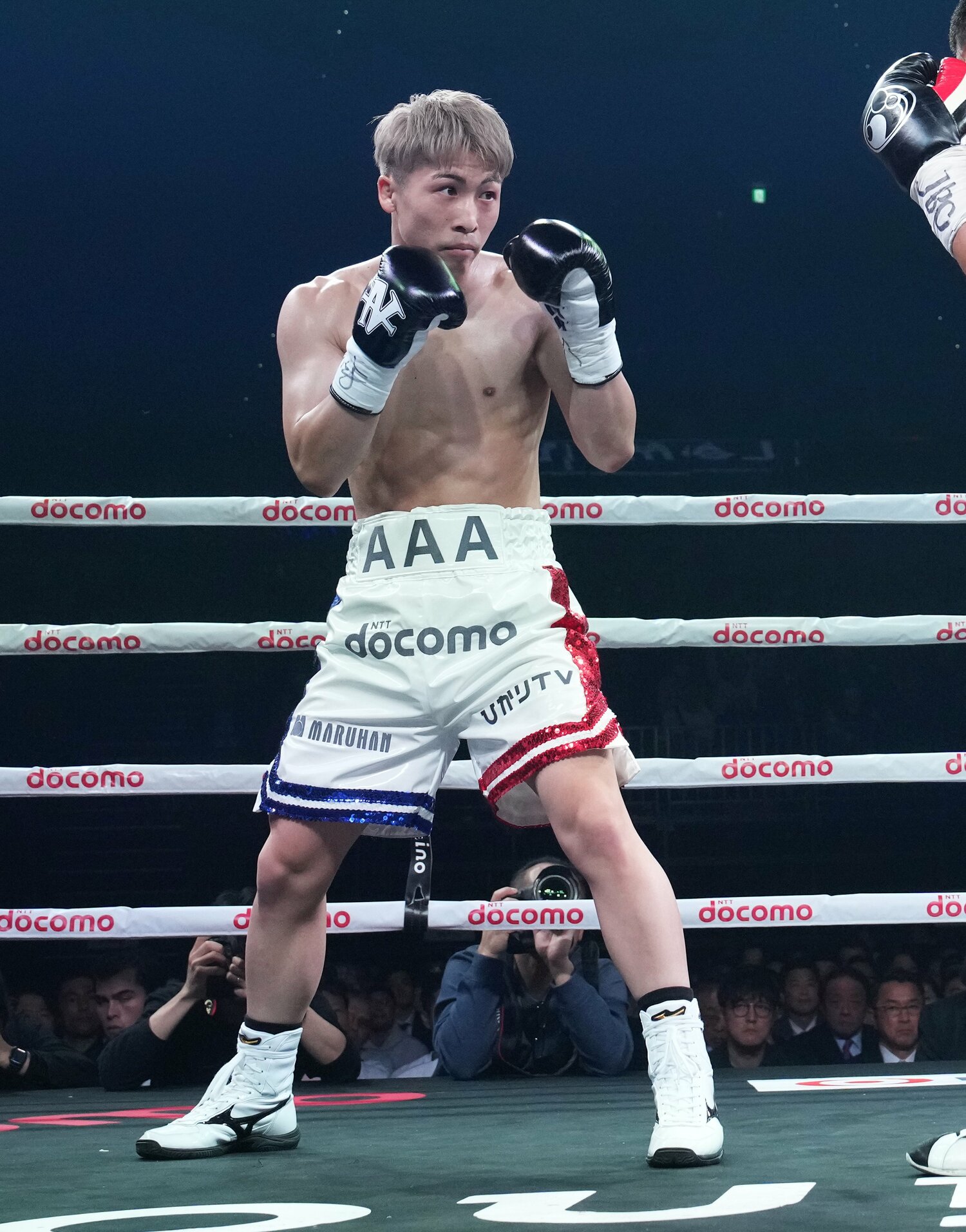 慎重にタパレスの出方を見極める井上尚弥　©Naoki Fukuda