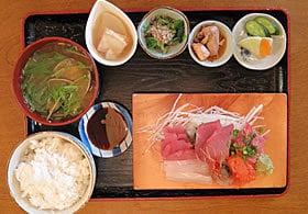 ＜昼＞　刺身、煮魚、厚揚げと大根の煮物、ほうれん草のおひたし、漬物、ごはん、味噌汁