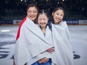 「カオリが優勝でも良かった」海外の声も…17歳新星が優勝、表彰台独占となったGP開幕戦の舞台裏「坂本花織が中井亜美の手をとって…」微笑ましかった場面