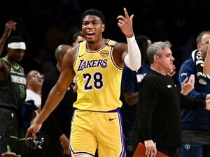 「“脇役”でもスターのように輝く」八村塁27歳、NBAレイカーズ3年目で確立した“コネクター”という役割「ルイはものすごく重要な選手でした」
